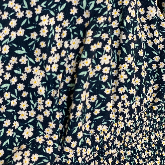 Floral Ruched Top 🌻 - Picture 4 of 4